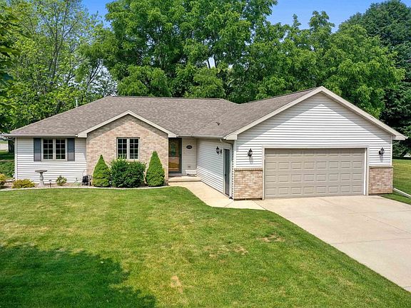 2nd image of 654 Stonehedge Rd