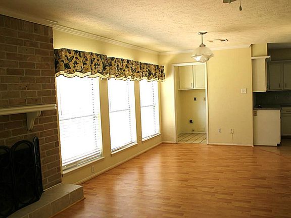 4th image of 2910 Colony Dr