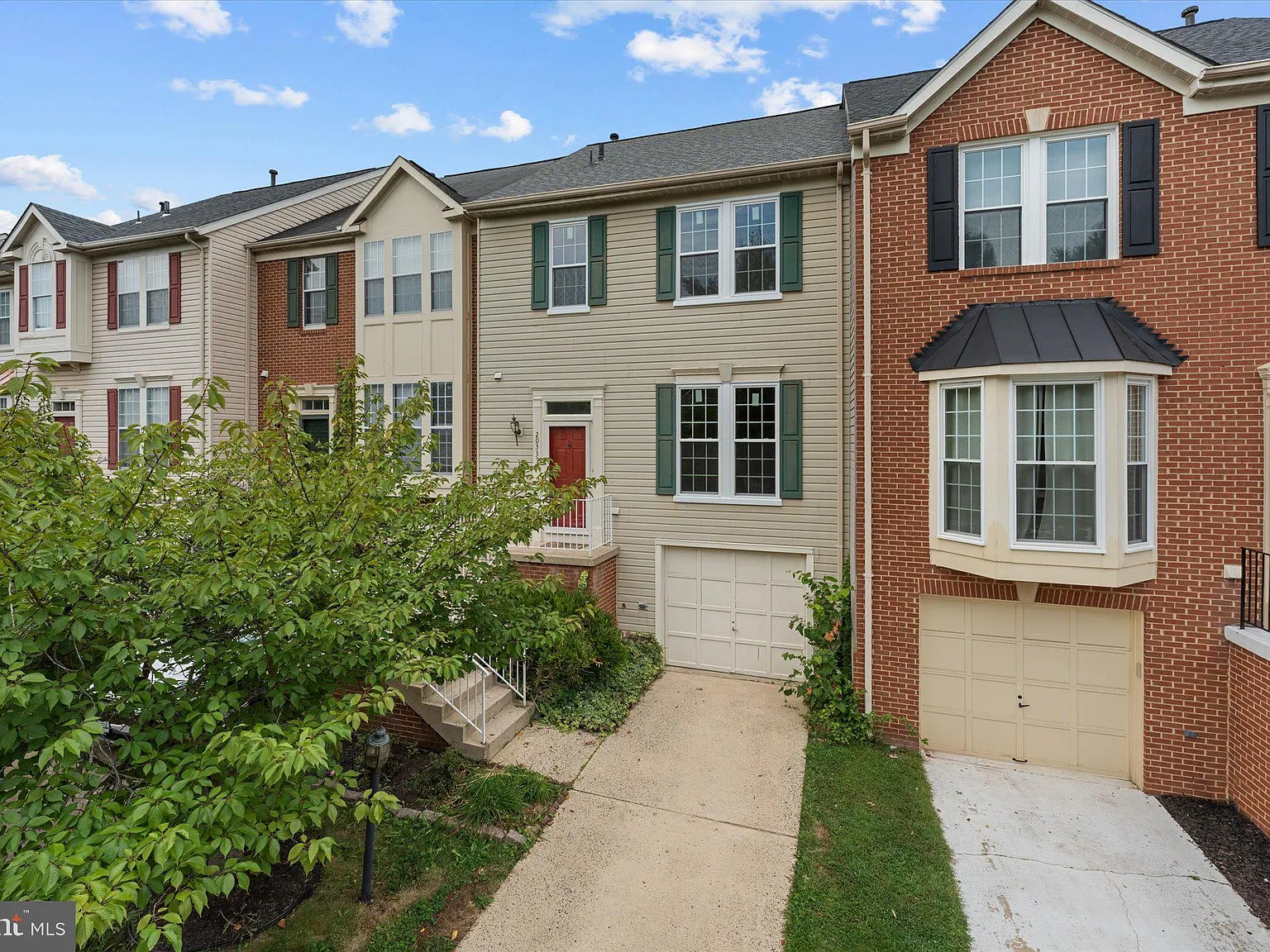 3 bed, 2.5 bath, 2648 sqft, $2,950 — Photo 2