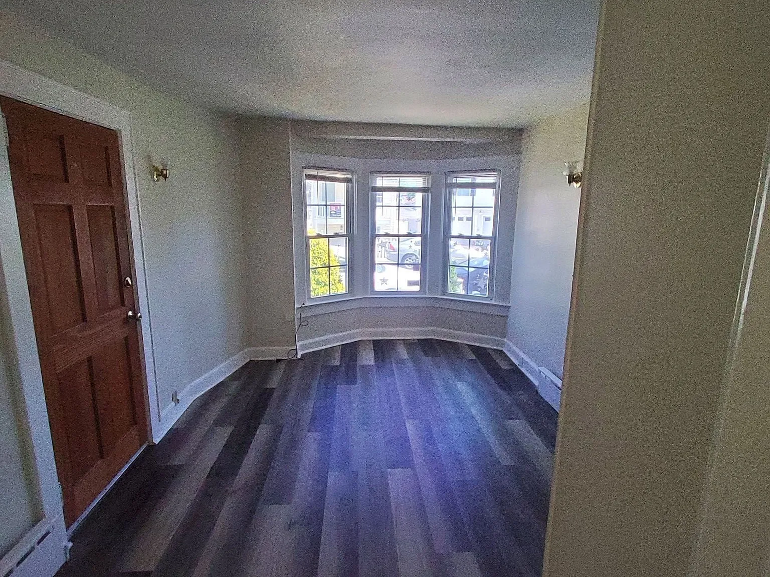 3 bed, 1.0 bath, 1300 sqft, $2,800 — Photo 3