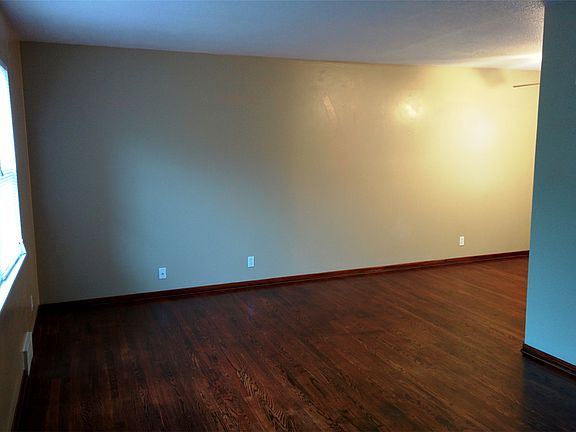 3rd image of 405 NE Orchard Dr Unit A