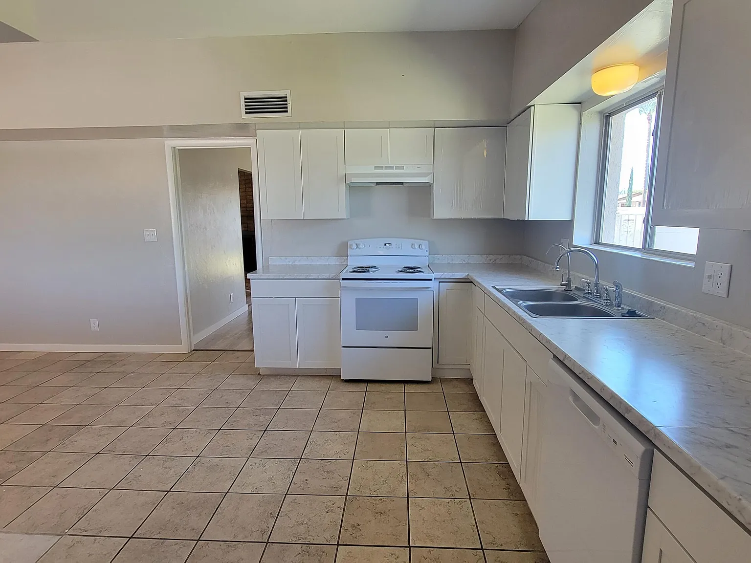 3 bed, 2.0 bath, 2079 sqft, $1,350 — Photo 2