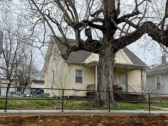 3rd image of 113 E Illinois St