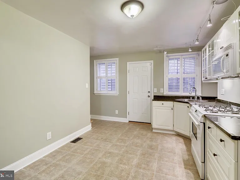 1020 W Lombard St — Photo 8