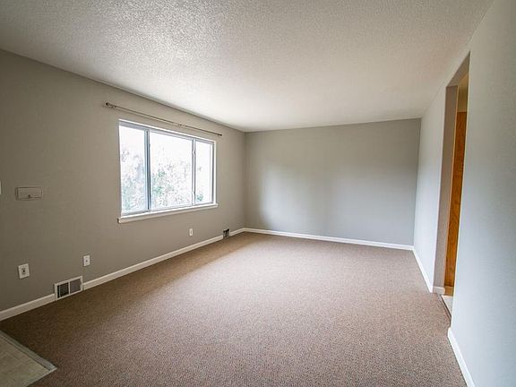 4th image of 2887 Moorhead Ave