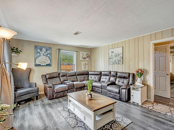 3rd image of 206 Douglas Ave