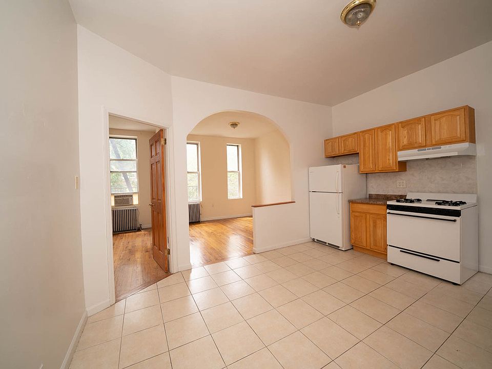 1st image of 26-10 Hoyt Ave S #B2b