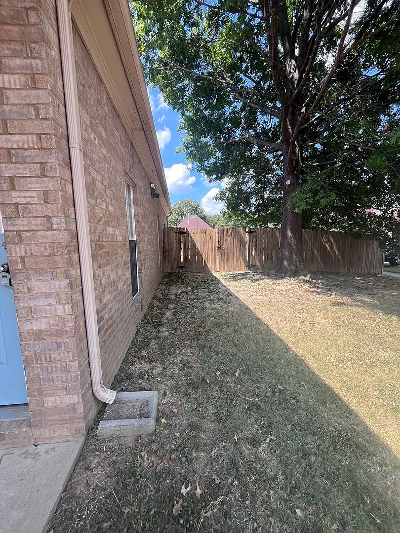 House in desirable neighborhood — Photo 3