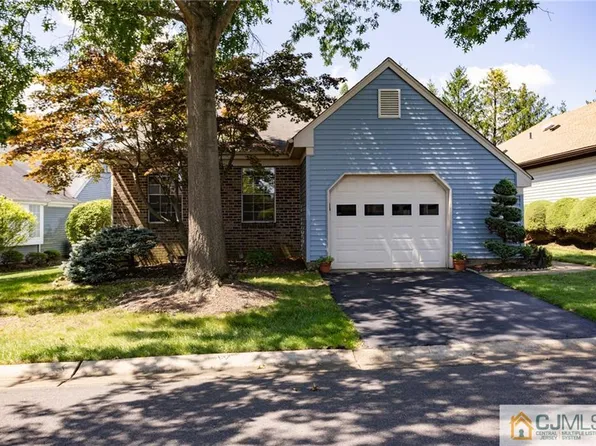 3 Patrick Henry Ct, Monroe Township, NJ 08831