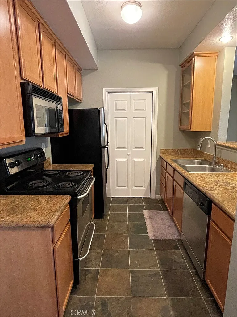 2 bed, 960 sqft, $2,250 — Photo 3