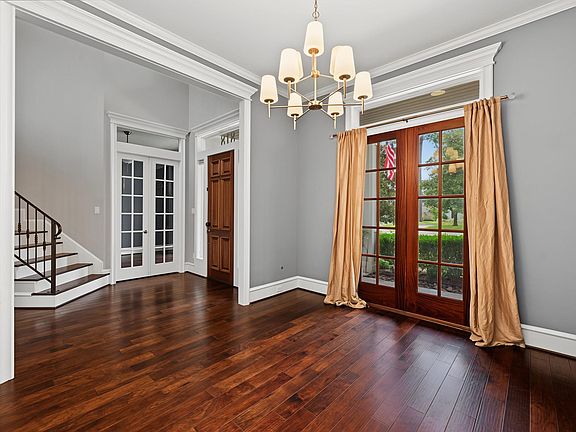 4th image of 818 W 43rd St
