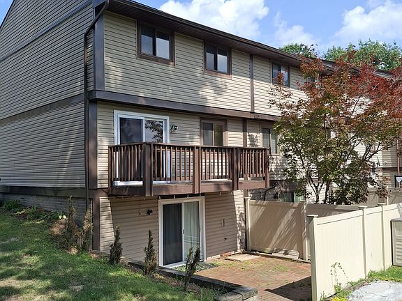 Relaxing rear deck with sunset view.
Private patio.