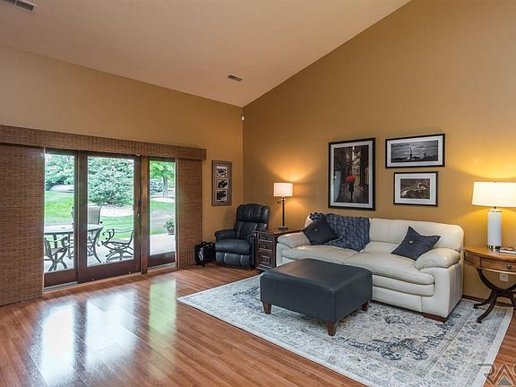 3rd image of 702 E 70th Pl
