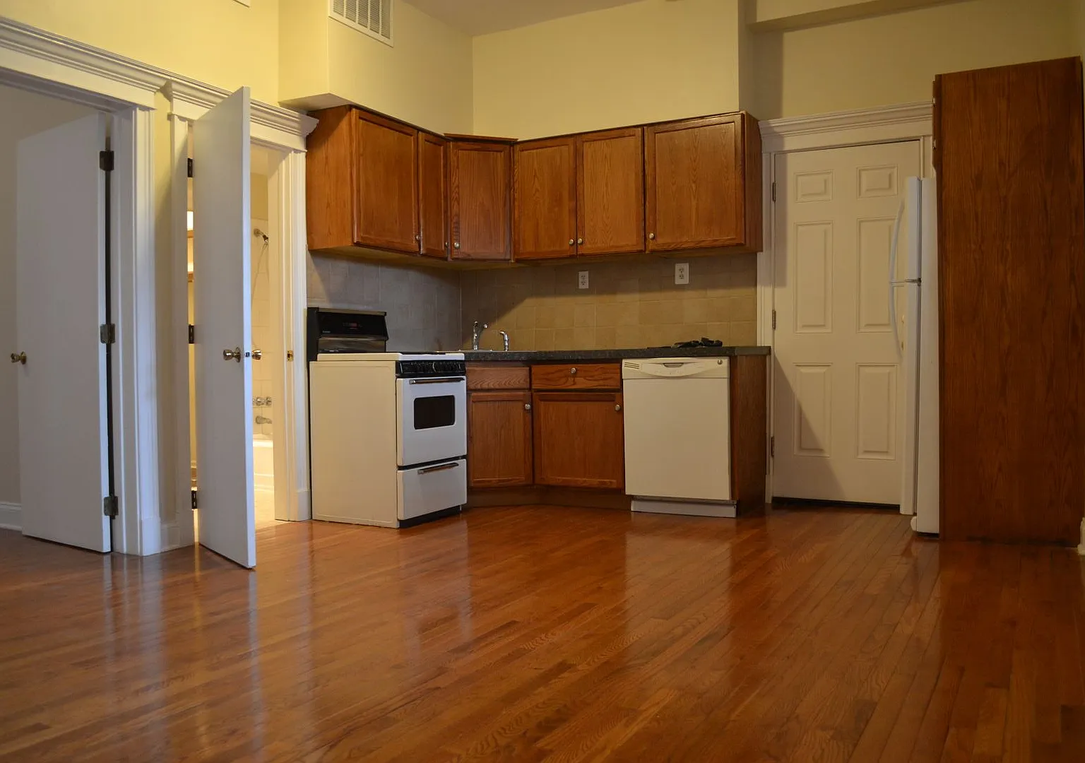 912 N. Western Ave — Photo 3
