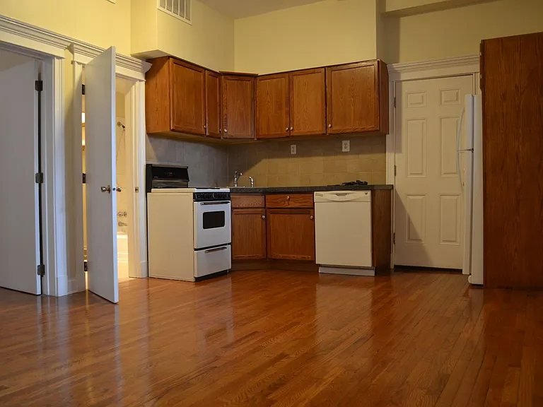 912 N Western Ave — Photo 3