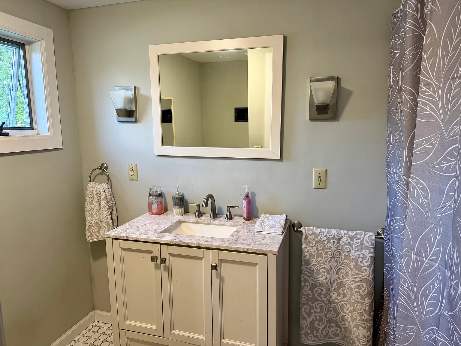 3 bed, 1200 sqft, $2,500 — Photo 4