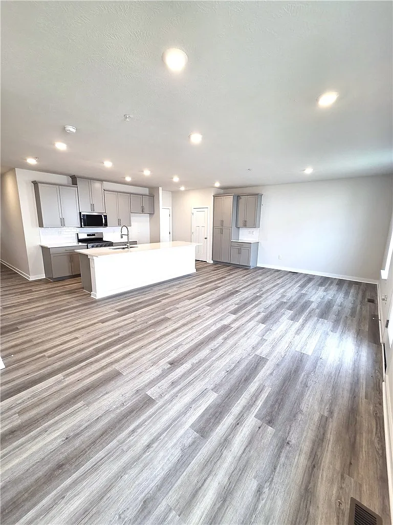 3 bed, 2.5 bath, 1901 sqft, $2,950 — Photo 3