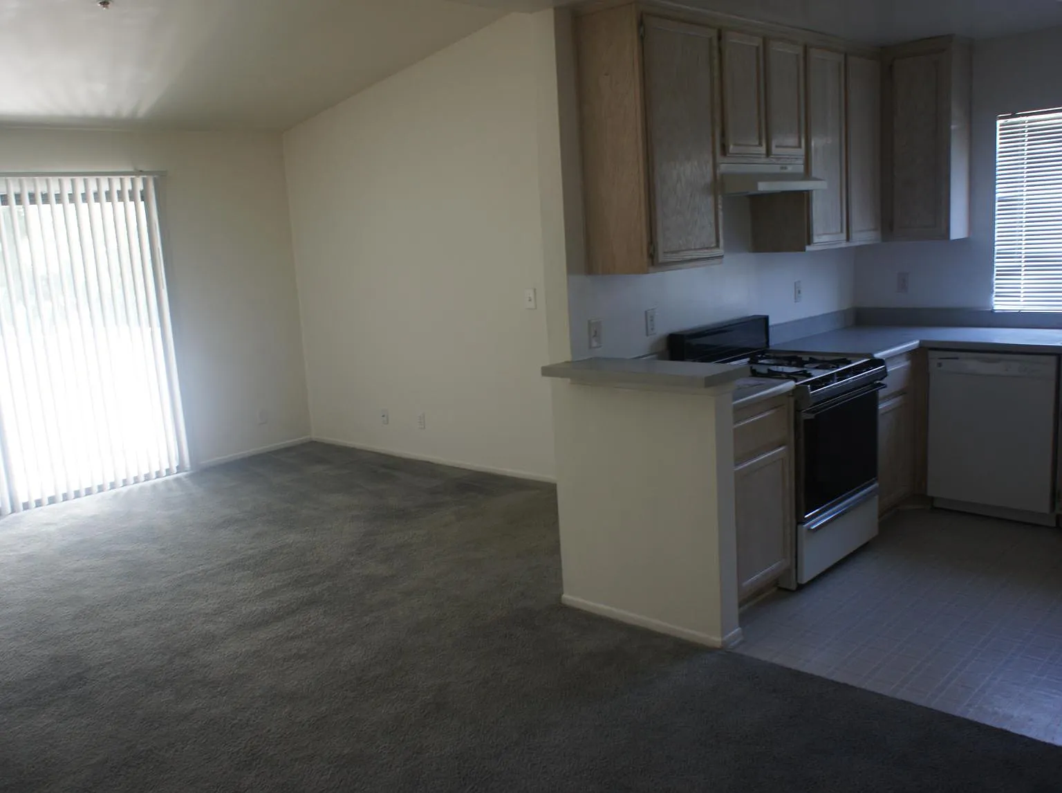 410 S Clementine St — Photo 3