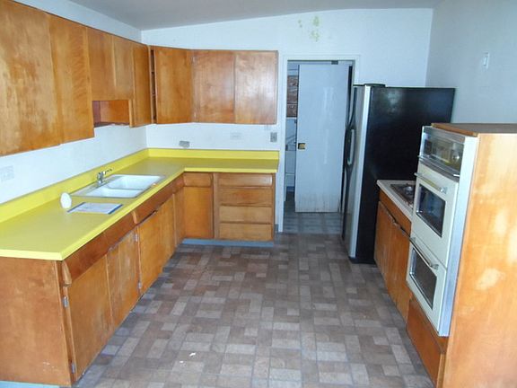 5th image of 7949 W 97th Pl