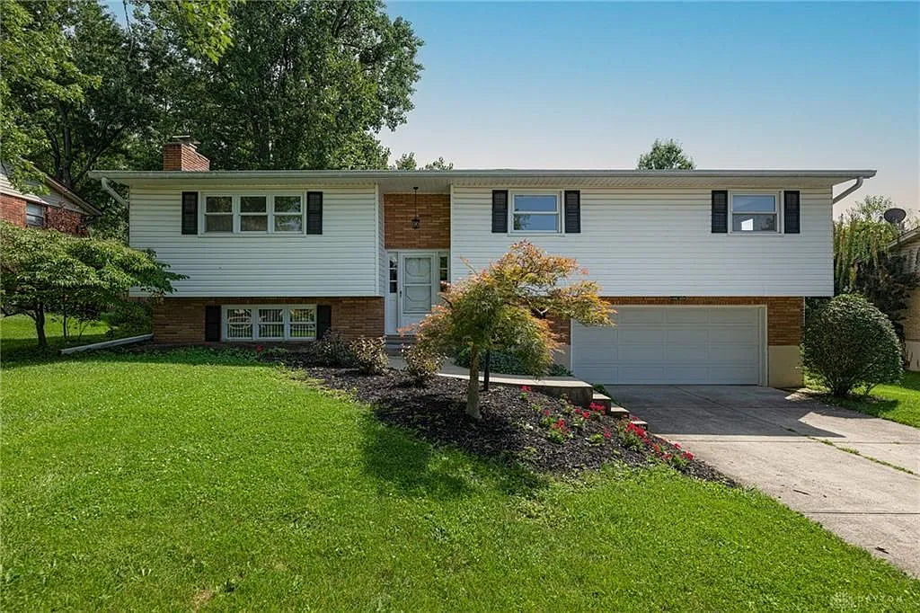 4 bed, 2.5 bath, 2208 sqft, $1,900 — Photo 1