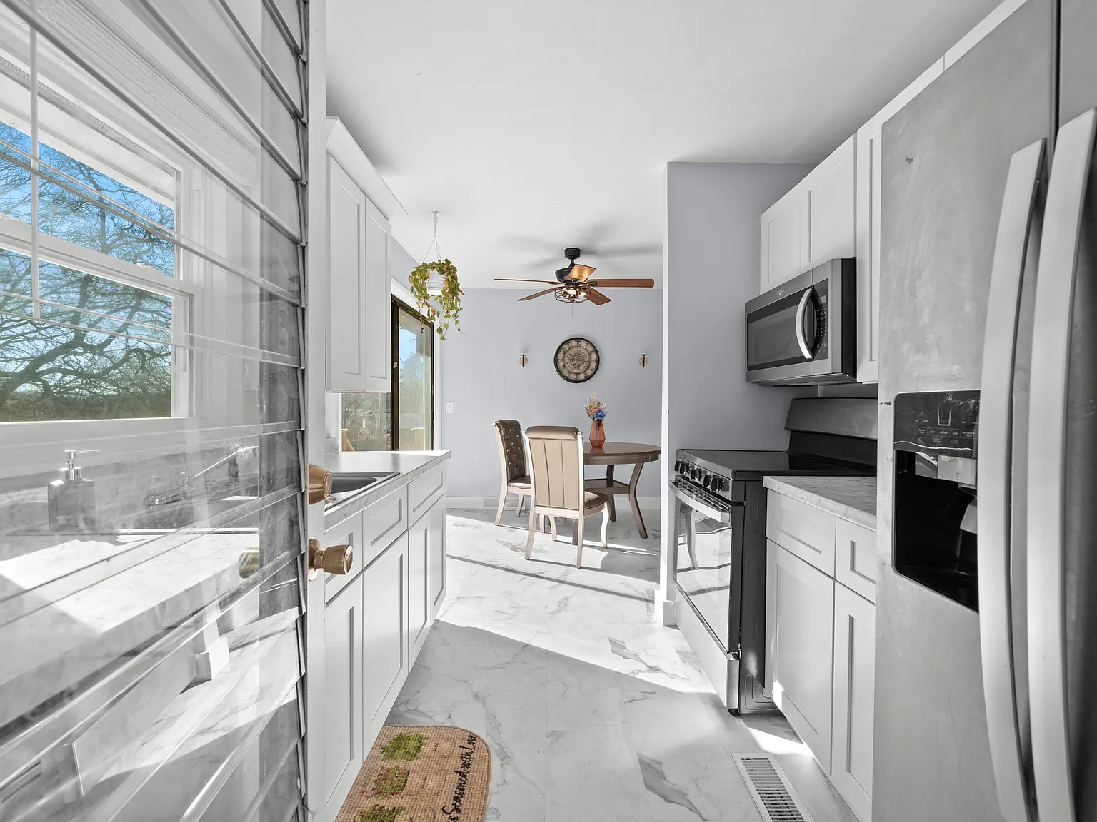 3 bed, 960 sqft, $3,695 — Photo 4