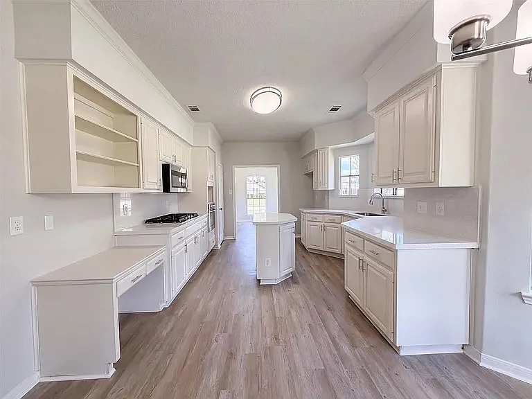 4 bed, 2117 sqft, $2,595 — Photo 2