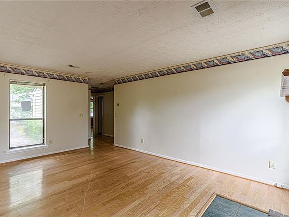 5th image of 122 Sandalwood Cir