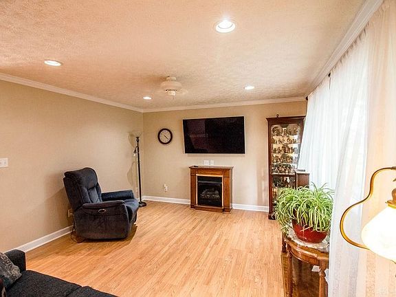 4th image of 84 Brookwood Dr