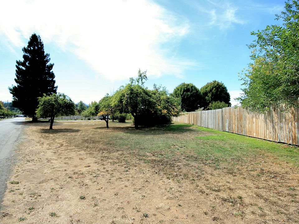 2nd image of 1390 Shady Ln