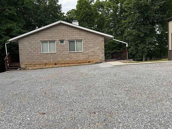 3rd image of 416 Hickory Hill Ln
