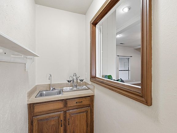 5th image of 321 Oakview Dr