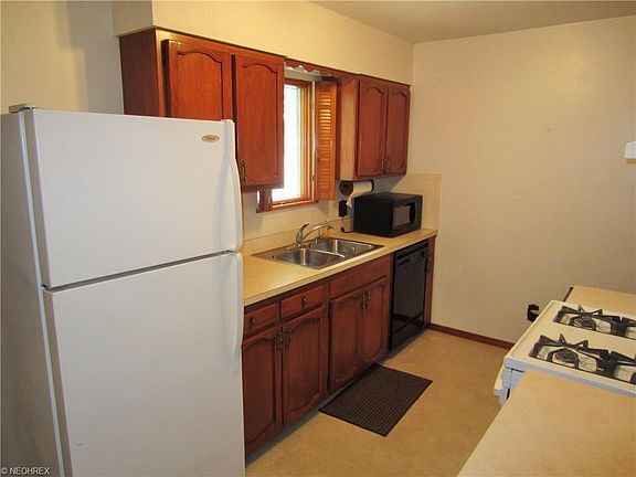 4th image of 1120 Sanford St