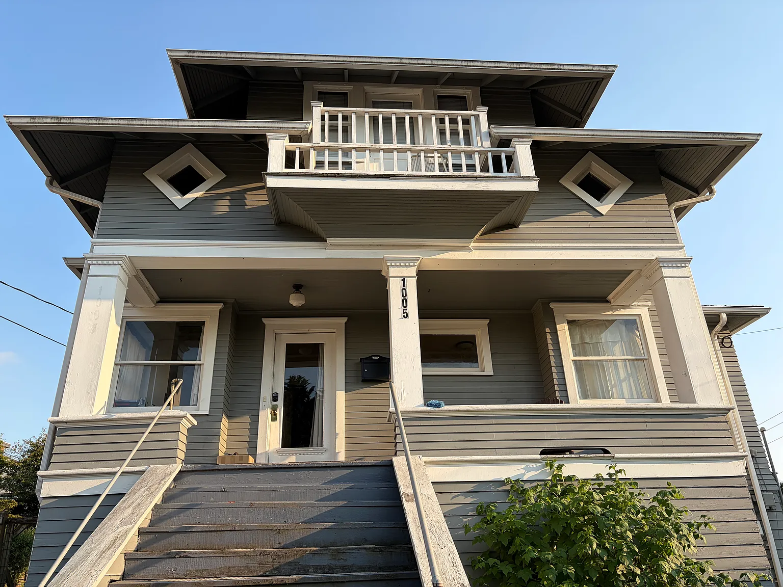 4 bed, 2.5 bath, 2650 sqft, $4,950 — Photo 1