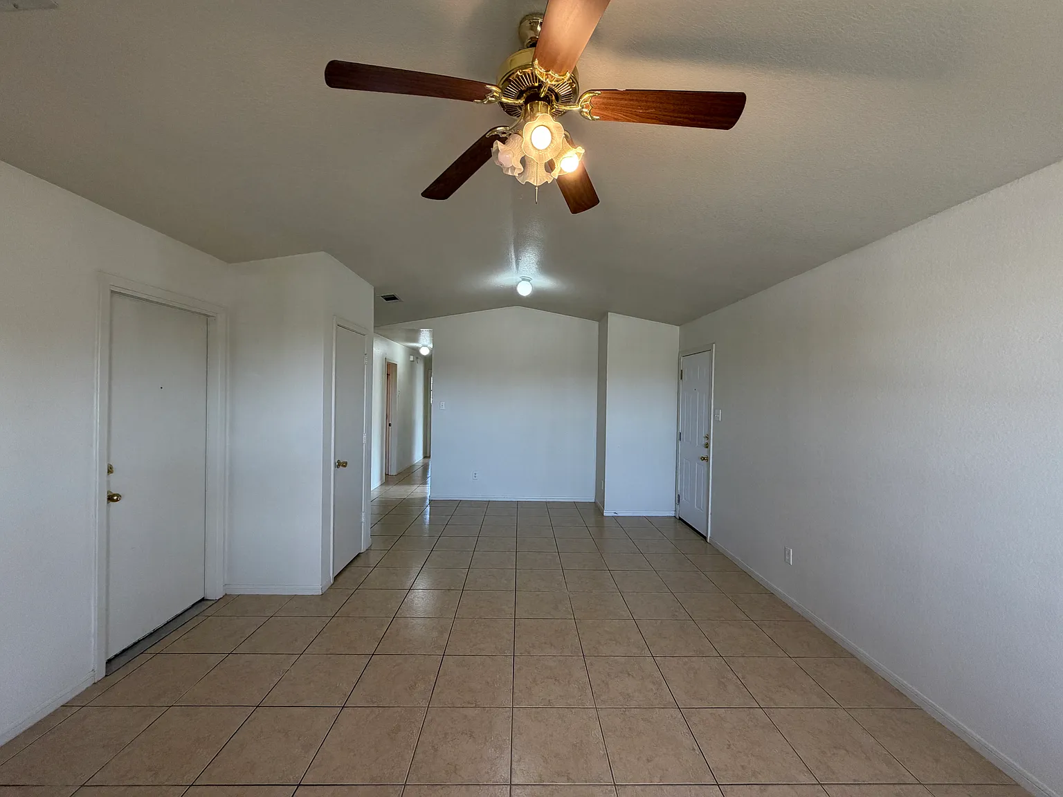 3 bed, 1072 sqft, $1,095 — Photo 3