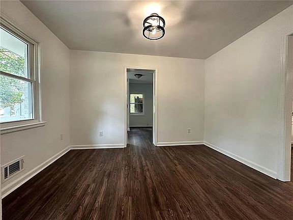 5th image of 1379 Benteen Way SE