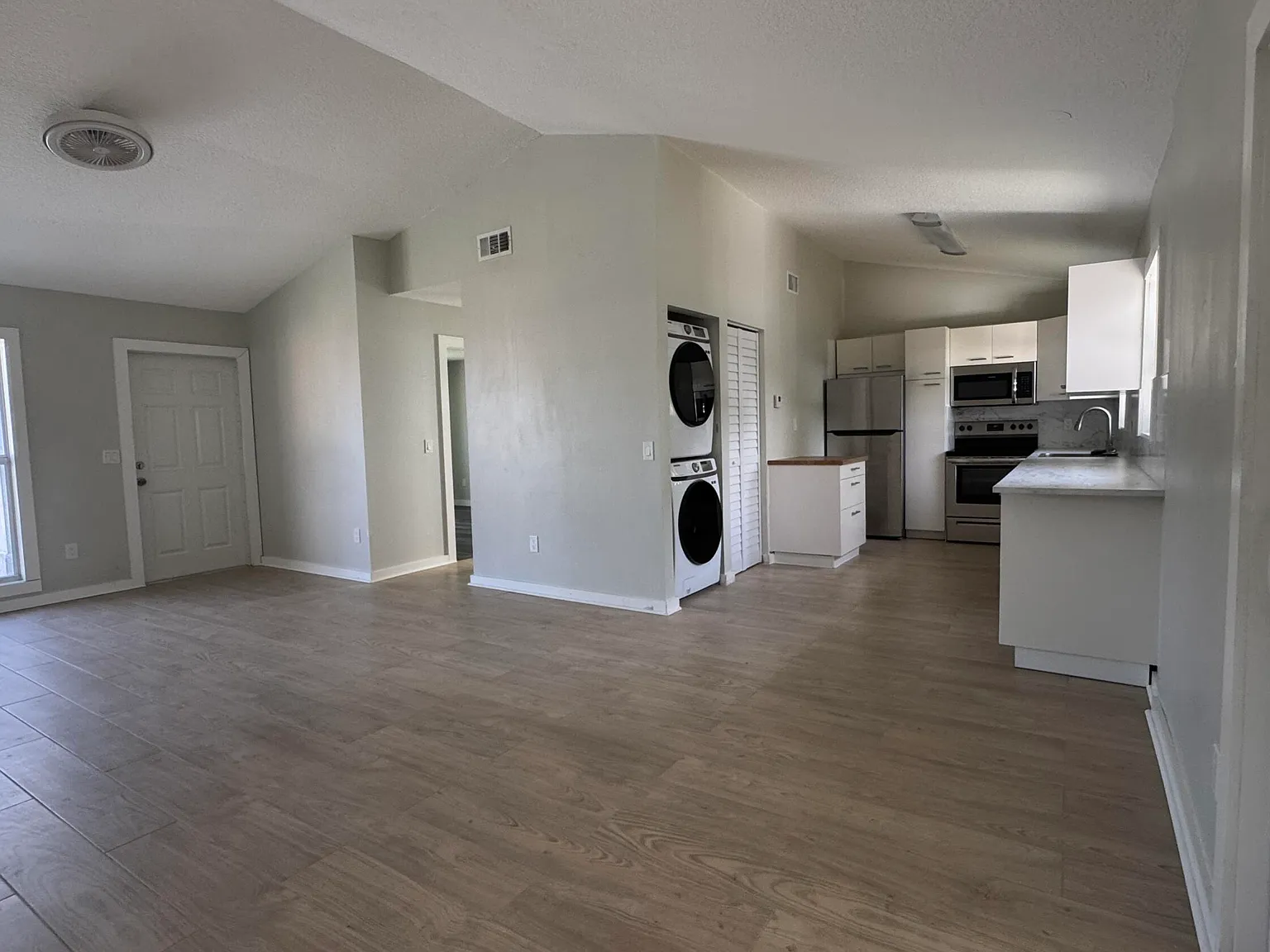 2 bed, 2.0 bath, 992 sqft, $3,200 — Photo 4