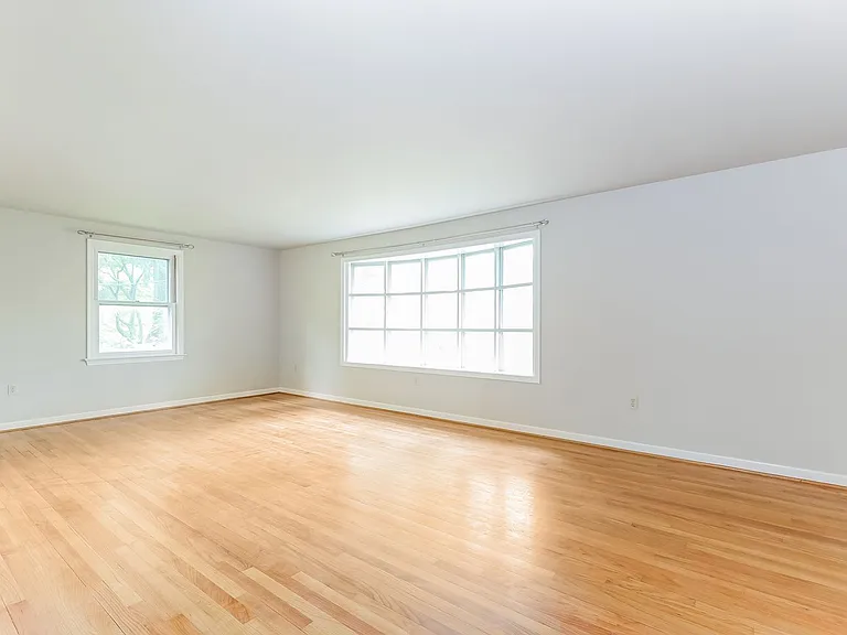 934 Village Rd — Photo 6