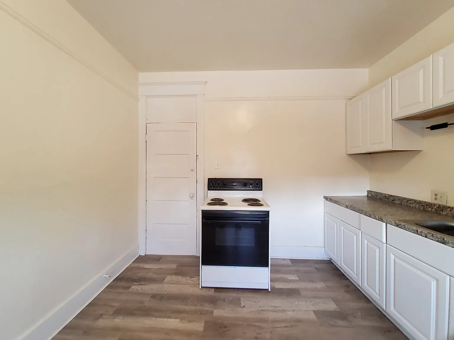 1 bed, 1.0 bath, 313 sqft, $585 — Photo 2