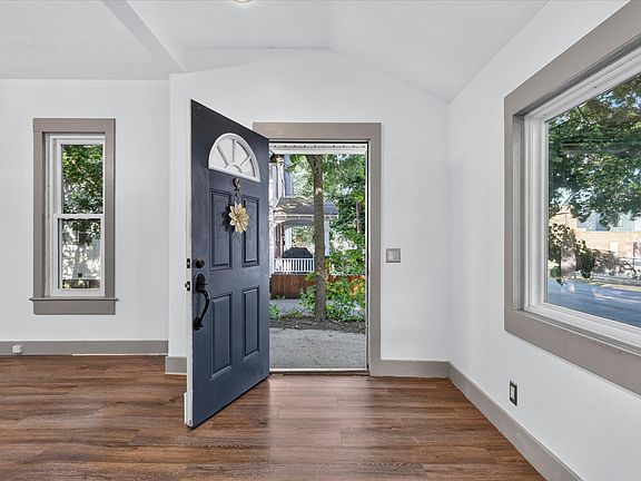 4th image of 832 Thomas St SE