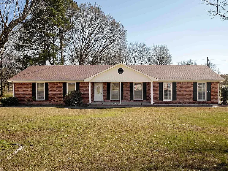 338 Travis Dr — Photo 1