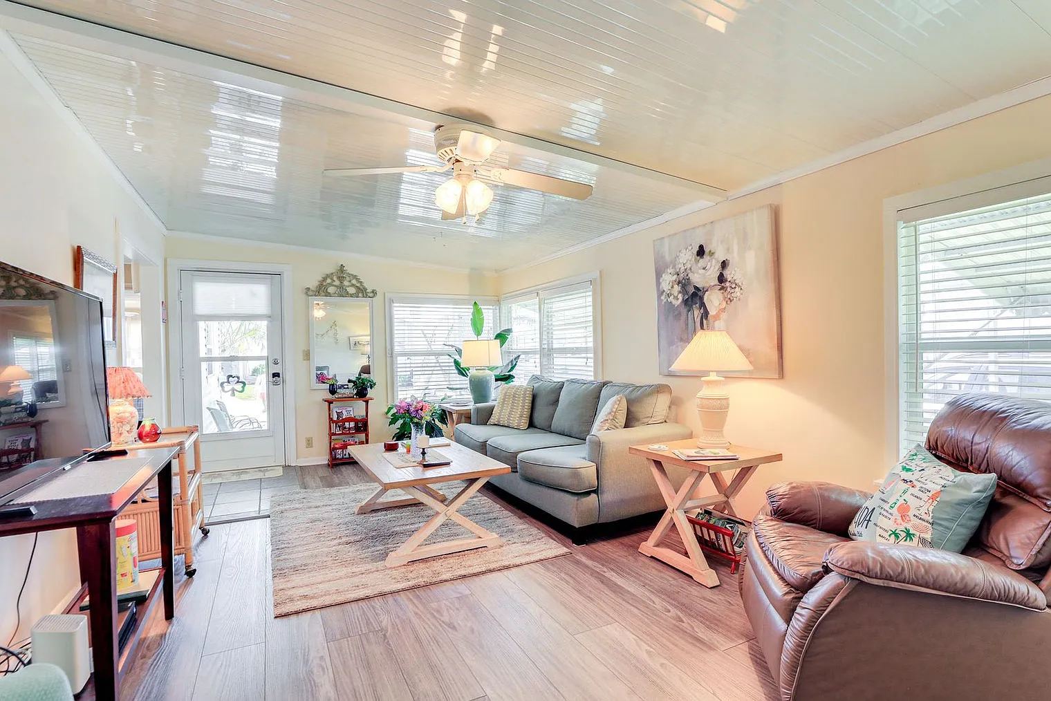 2 bed, 1.0 bath, 645 sqft, $2,038 — Photo 1