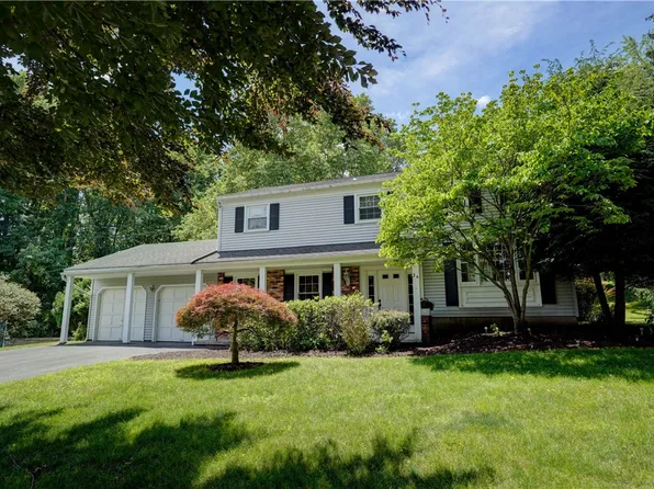 34 Sturbridge Ln, Pittsford, NY 14534