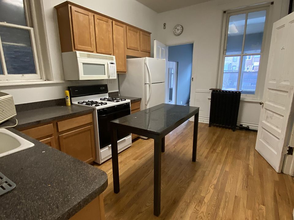 LARGE EAT IN KITCHEN