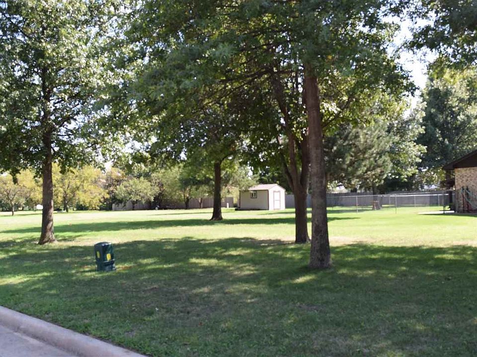 2nd image of 667 Oakdale Dr