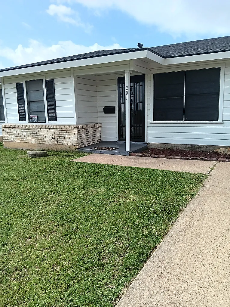 3 bed, 1.5 bath, 956 sqft, $1,800 — Photo 1