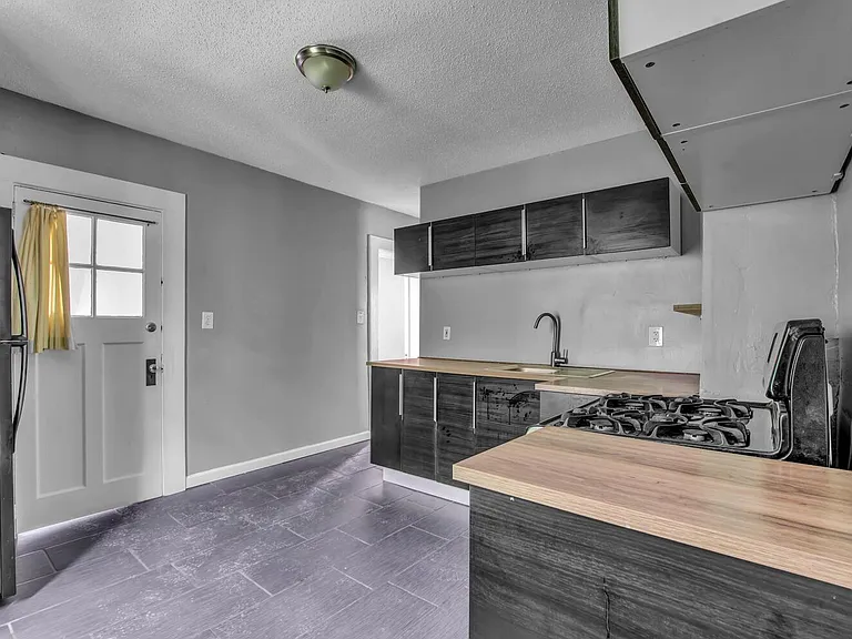 15 Auchinvole Ave #UPPER — Photo 7