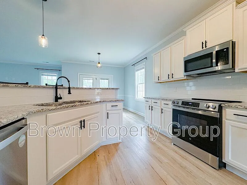 5 bed, 3.5 bath, 3204 sqft, $2,995 — Photo 4