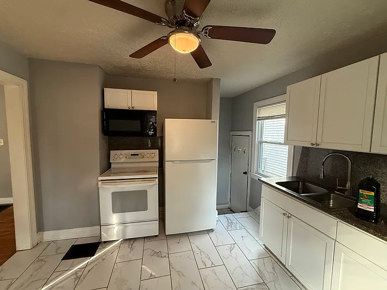 1523 Wurtele Ave — Photo 9