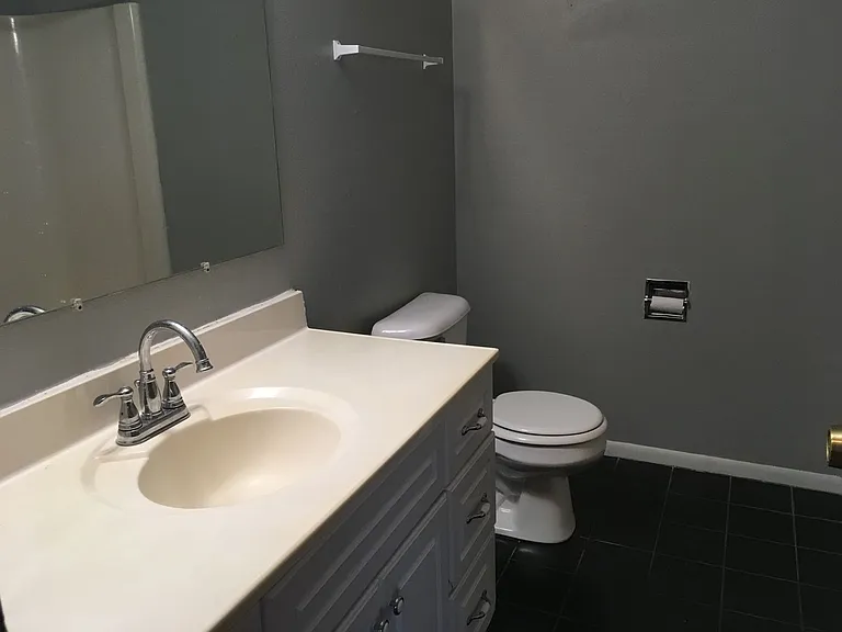 Cobblestone Circle Apartment 2 Bedroom, 1 Bath Secure Building — Photo 15