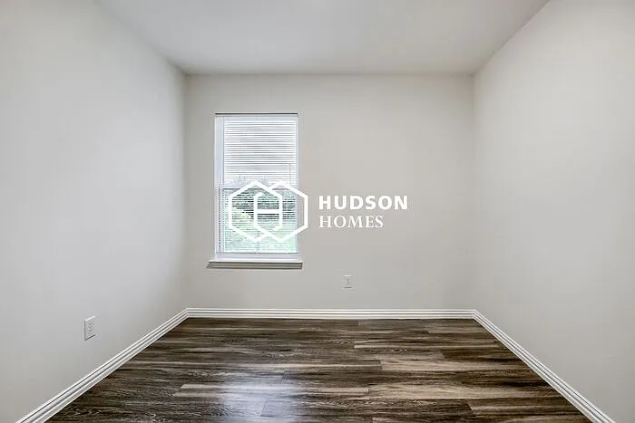 916 Olive St — Photo 13